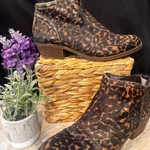 Leopard Bootie
Kensie Garbor Women’s Leopard Pony Fur Ankle Boots
Size 9M